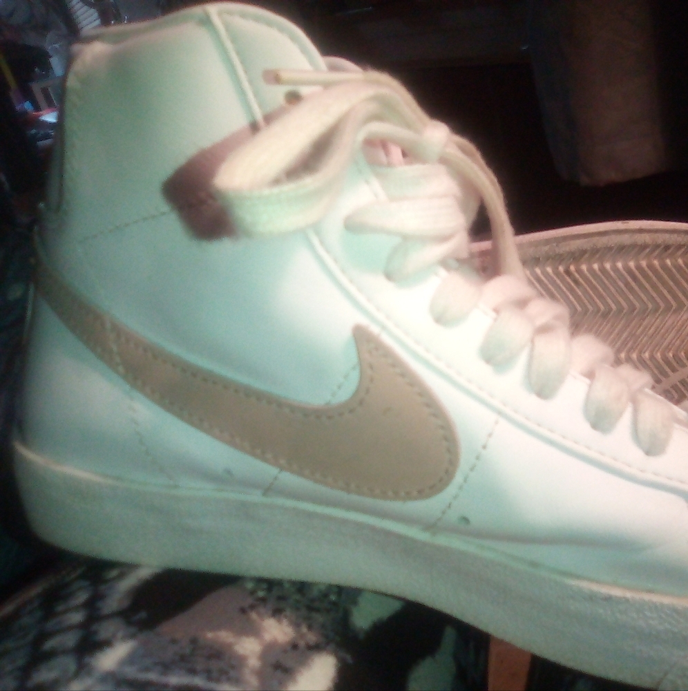 Nike blazer size 5 white creme